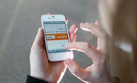 Klienci coraz częściej korzystają ze smartfonów robiąc zakupy