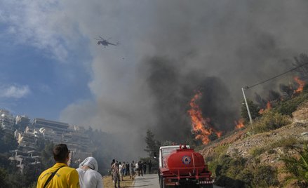 Pożar szaleje w pobliżu Aten. Płoną domy na przedmieściach