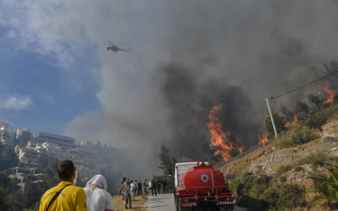 Pożar szaleje w pobliżu Aten. Płoną domy na przedmieściach