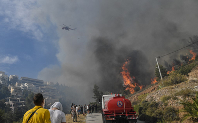 Pożar szaleje w pobliżu Aten. Płoną domy na przedmieściach
