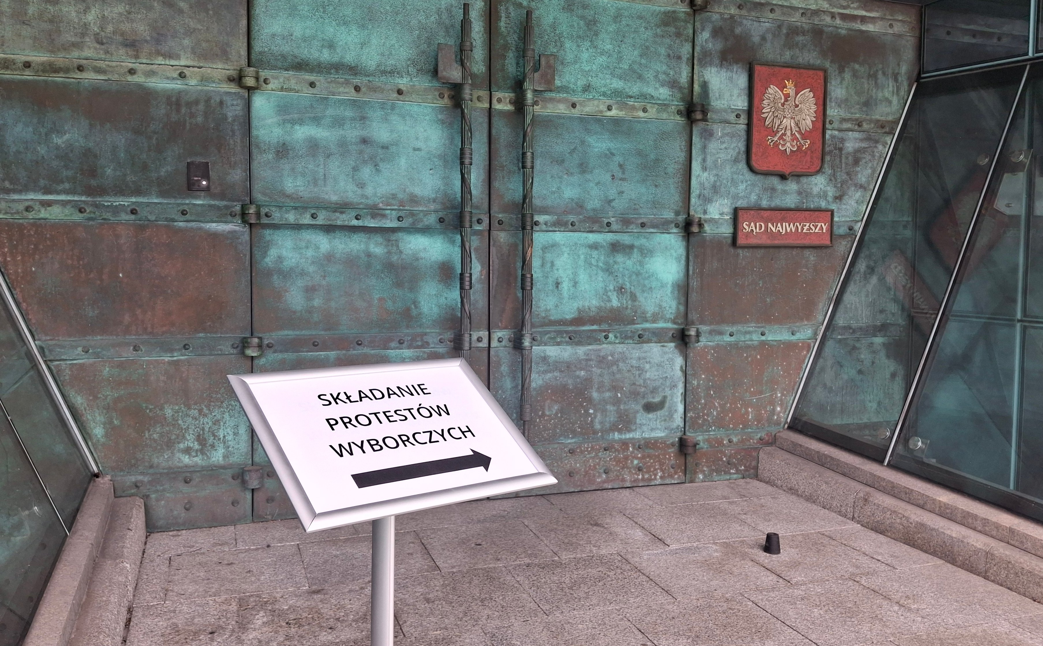 Są już pierwsze protesty wyborcze. W tle czerwone korale i manipulacja telepatyczna