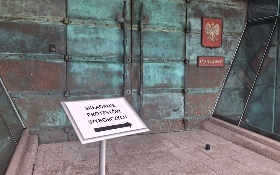 Są już pierwsze protesty wyborcze. W tle czerwone korale i manipulacja telepatyczna