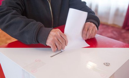 Sondaż: Polacy chcą dodatkowych pytań w referendum