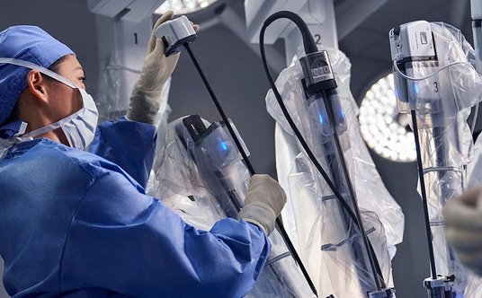 Robot Da Vinci. Źródło: Intuitive Surgical Operations, Inc.