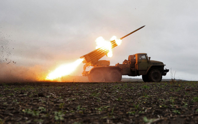 Wielokrotna wyrzutnia rakiet BM-21 „Grad” strzela w kierunku pozycji rosyjskich na linii frontu w po