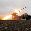 Wielokrotna wyrzutnia rakiet BM-21 „Grad” strzela w kierunku pozycji rosyjskich na linii frontu w po