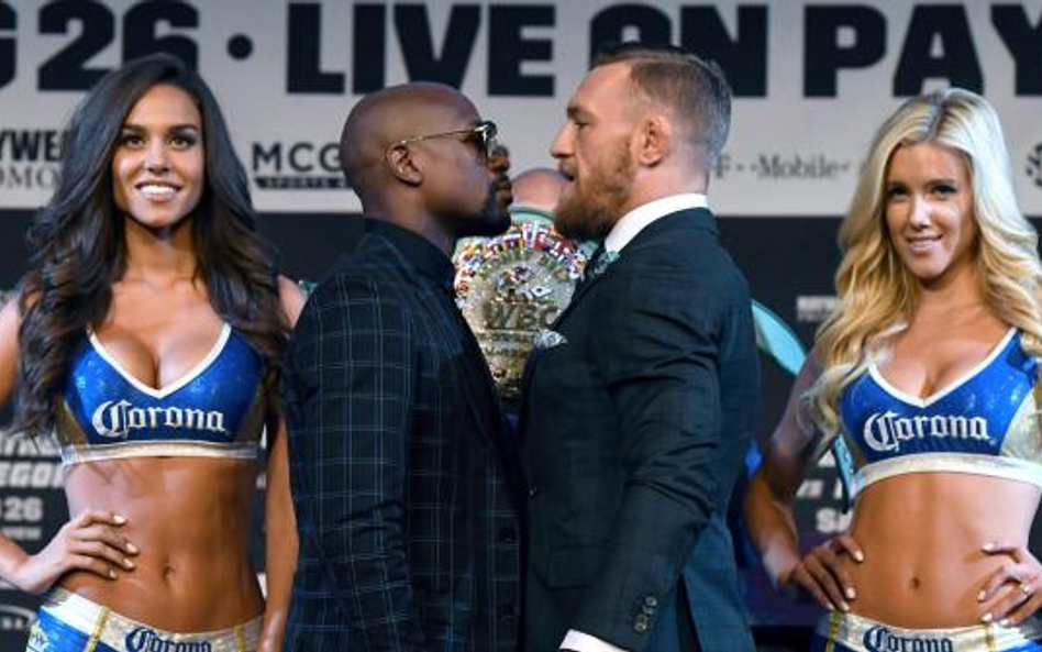 Floyd Mayweather Jr. (z lewej) i Conor McGregor. Dla obu ten pojedynek to skok na kasę.