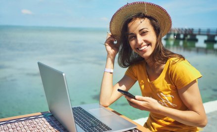 Home office z plaży w Hiszpanii