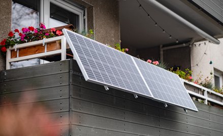 Własna domowa instalacja fotowoltaiczna na balkonach blokowisk może przynieść znaczne oszczędności