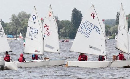 Pierwsze umiejętności w opanowania wiatru podczas szkolenia na Zalewie Zegrzyńskim zdobywali później