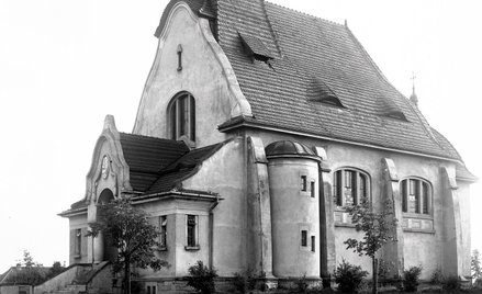 Kaplicę na ternie Szpitala dla Nerwowo i Psychicznie Chorych w Kobierzynie wzniesiono w latach 1909–