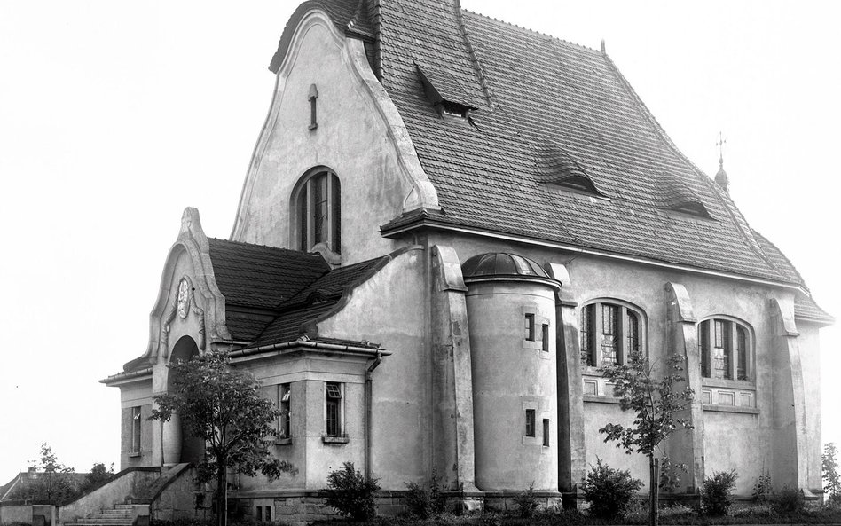 Kaplicę na ternie Szpitala dla Nerwowo i Psychicznie Chorych w Kobierzynie wzniesiono w latach 1909–