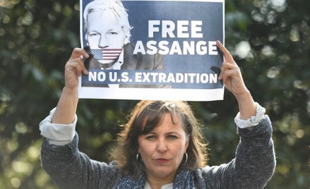 Ojciec Assange'a wzywa rząd Australii, by sprowadzili syna