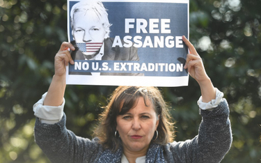 Ojciec Assange'a wzywa rząd Australii, by sprowadzili syna
