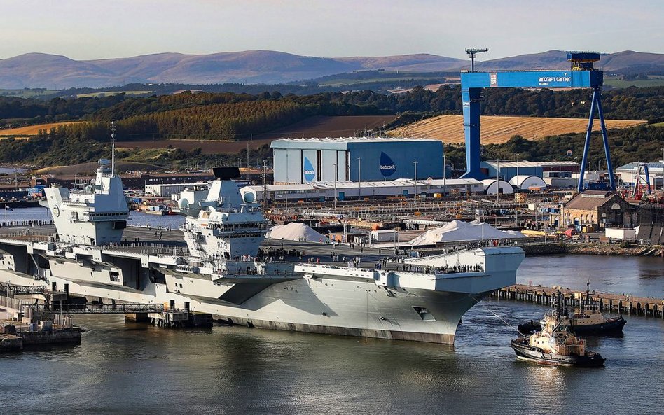 Lotniskowiec HMS Prince of Wales wychodzi ze stoczni w Rosyth na pierwsze próby morskie. Fot./Royal 