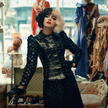 Emma Stone w roli tytułowej w „Cruelli” Craiga Gillespiego. To spodziewany hit dla familijnej widown
