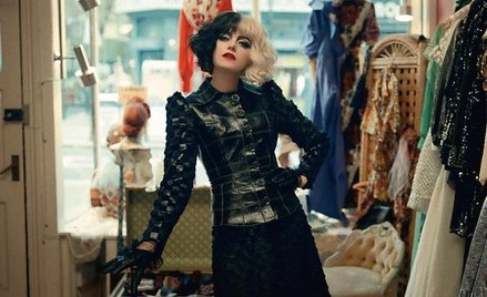 Emma Stone w roli tytułowej w „Cruelli” Craiga Gillespiego. To spodziewany hit dla familijnej widown