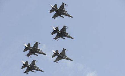 Samoloty wielozadaniowe Lockheed Martin F-16 C/D "Jastrząb" z 2. Skrzydła Lotnictwa Taktycznego na d