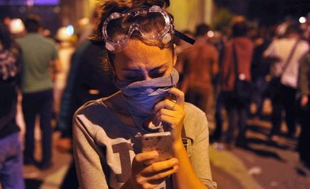 Na Twitterze i Facebooku najczęściej umawiają się uczestnicy protestów. Rząd chciałby tego zakazać