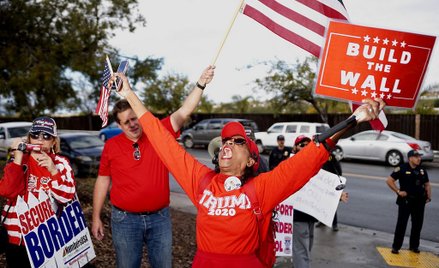Sondaż: 42 proc. Amerykanów chce muru Trumpa