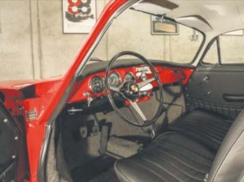 356 debiutował w 1948 r. i miał większość podzespołów z VW Garbusa, ale ta wersja, późniejsza o kilk