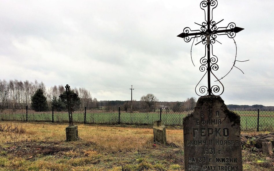 Historię w Połoskach najlepiej widać na cmentarzu, gdzie wśród nagrobków dominują te pisane cyrylicą