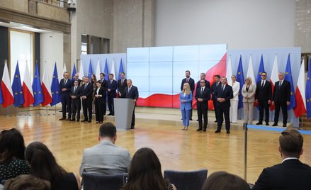 Premier Donald Tusk (C) podczas konferencji prasowej w KPRM w Warszawie, 23 bm. Szef rządu przedstaw