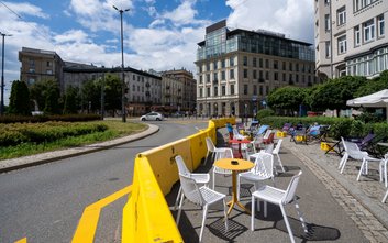 Kawiarnie przy Placu Zbawiciela wystawią swoje ogródki na wydzielonym pasie ruchi