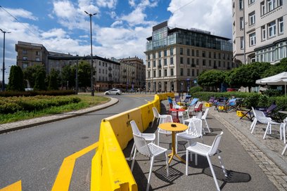 Kawiarnie przy Placu Zbawiciela wystawią swoje ogródki na wydzielonym pasie ruchi