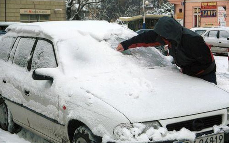 Może być mandat za śnieg na dachu