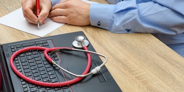 Szykują się zmiany w zwolnieniach lekarskich. Sejm wydłuża vacatio legis