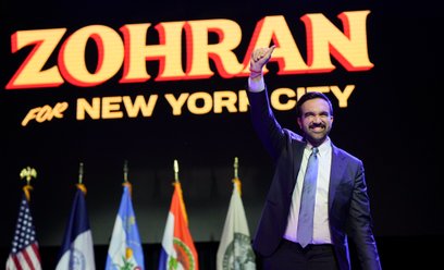 Zohran Mamdani podczas wieczoru wyborczego w teatrze The Brooklyn Paramount w dzielnicy Brooklyn w N