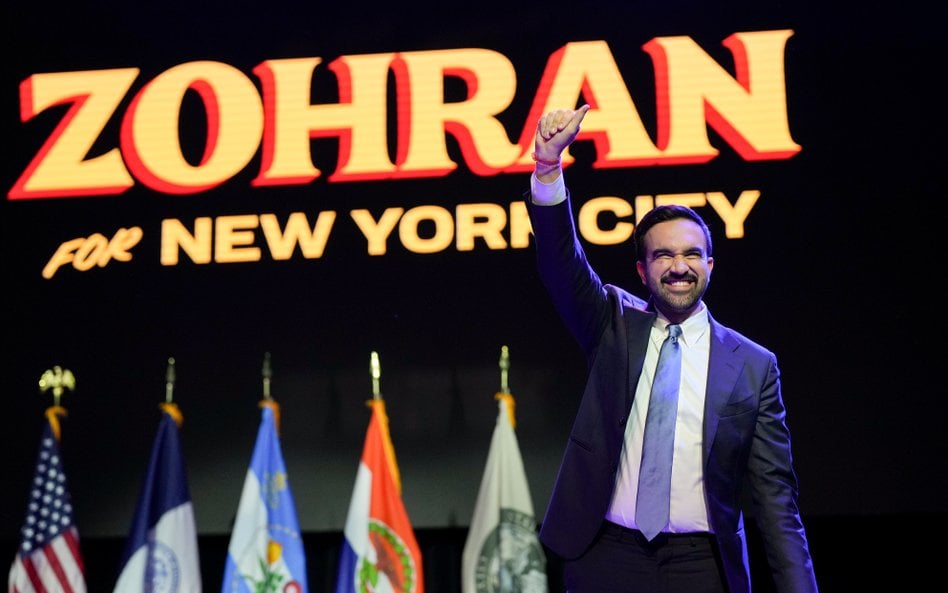 Zohran Mamdani podczas wieczoru wyborczego w teatrze The Brooklyn Paramount w dzielnicy Brooklyn w N