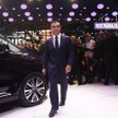 Carlos Ghosn, szef grupy Renault-Nissan, prezentuje najnowszy model minivana espace na Paris Motor S