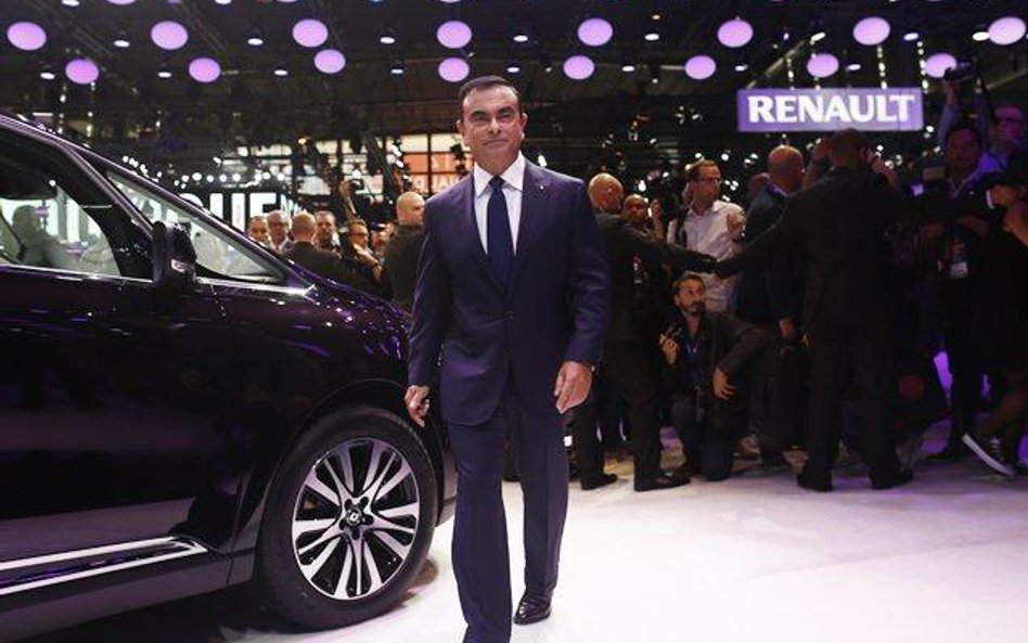Carlos Ghosn, szef grupy Renault-Nissan, prezentuje najnowszy model minivana espace na Paris Motor S