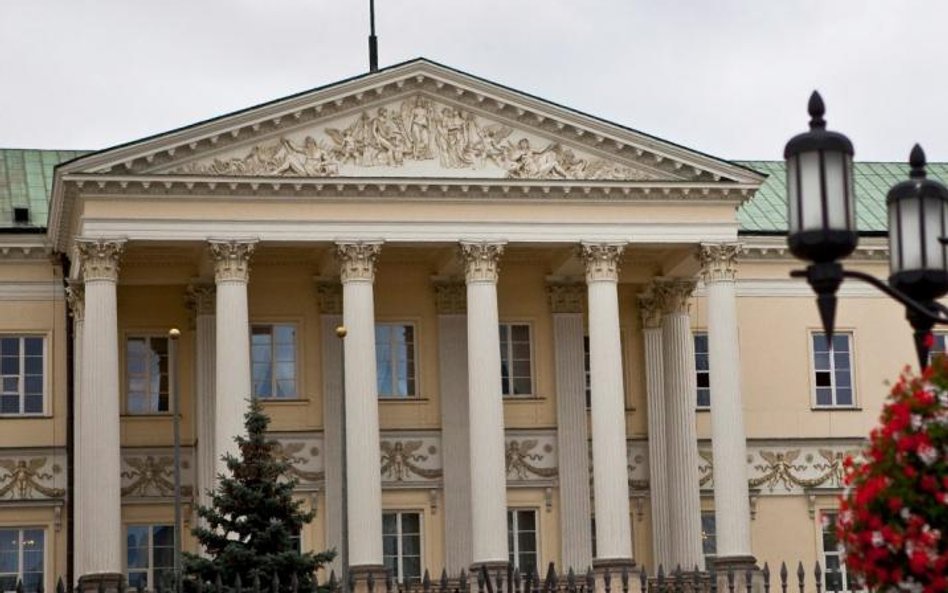 Na 120 dyrektorów i wicedyrektorów stołecznego ratusza 55 nie składa oświadczeń