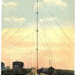 Pocztówka z ok. 1910 r. przedstawiająca wysoką na 420 stóp (128 m) wieżę radiową Brant Rock (Massach