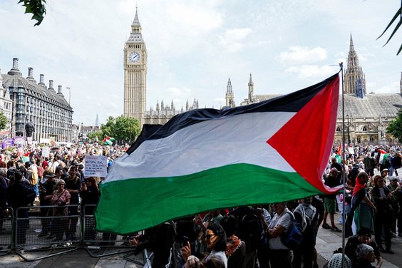 Flaga Palestyny na wrześniowym proteście w Londynie