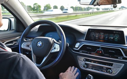 Asystenci w nowoczesnych samochodach pozwalają już na półautonomiczną jazdę.