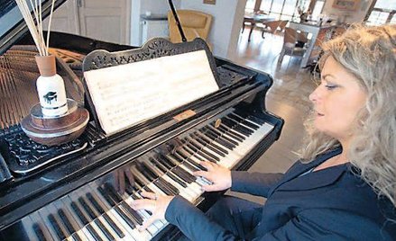 Zapach fiołków uwalniany jest przez ratanowe gałązki wstawiane do flakonów zamykanych wierzbowym lub