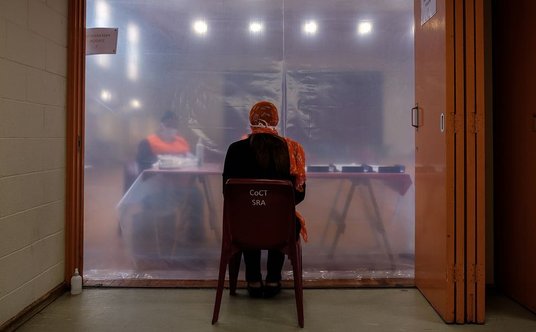 Konsultacja lekarska w Kapsztadzie (RPA) przed badaniem na obecność koronawirusa