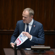 Premier Donald Tusk przemawia na sali obrad Sejmu