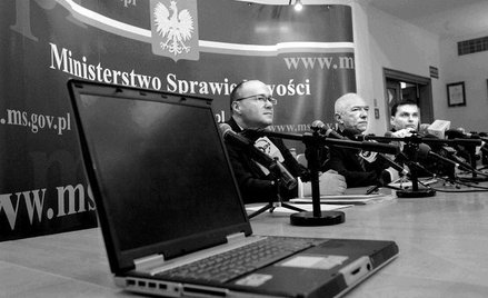Nowa władza próbuje udowodnić, że poprzedni rząd chciał zbudować państwo policyjne, bo psuł laptopy 