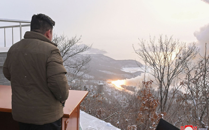 Kim Dzong Un obserwuje jeden z testów rakietowych przeprowadzony w ostatnim tygodniu przez Koreę Pół