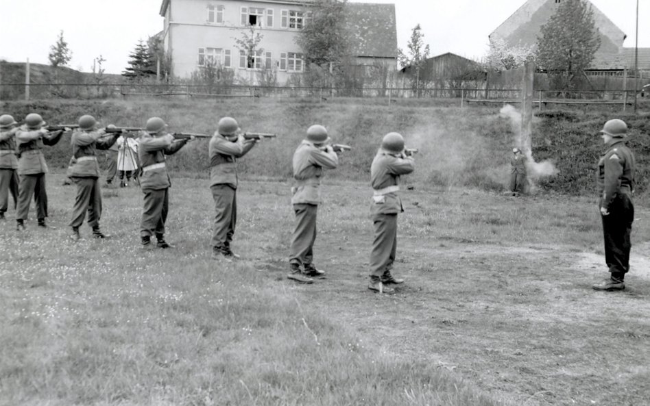 Egzekucja niemieckiego szpiega Richarda Jarozika w Kitzingen. 23 kwietnia 1945 r. Jarozik, przebrany