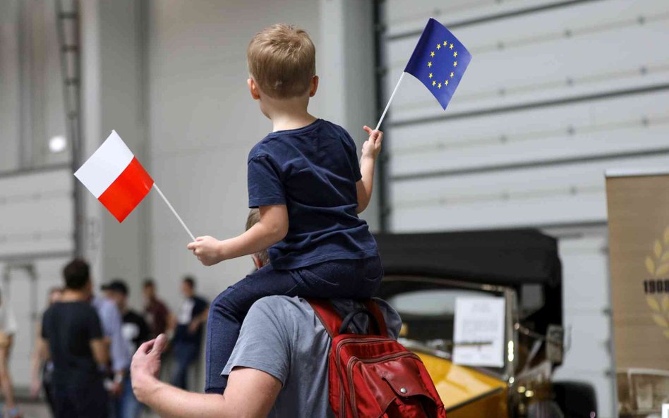 Zdecydowana większość respondentów w referendum opowiedziałaby się za obecnością Polski w UE