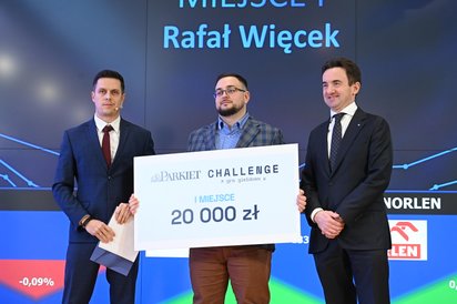 Rafał Więcek (w środku) zwyciężył w tegorocznej grze giełdowej „Parkietu”. Nagrodę wręczył Tomasz Ba