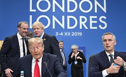 Czy Boris Johnson unika zdjęć z Trumpem?