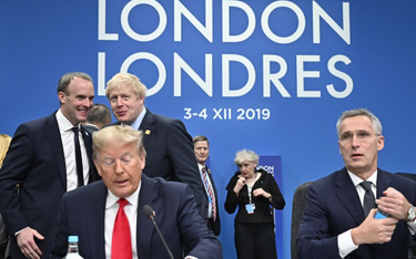 Czy Boris Johnson unika zdjęć z Trumpem?