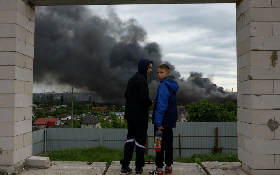 Skutki rosyjskiego ataku w okolicach Charkowa.